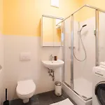 Yellow Flat By Grazrentals Vaulted Kitchen & Pet Friendly & Free Parking